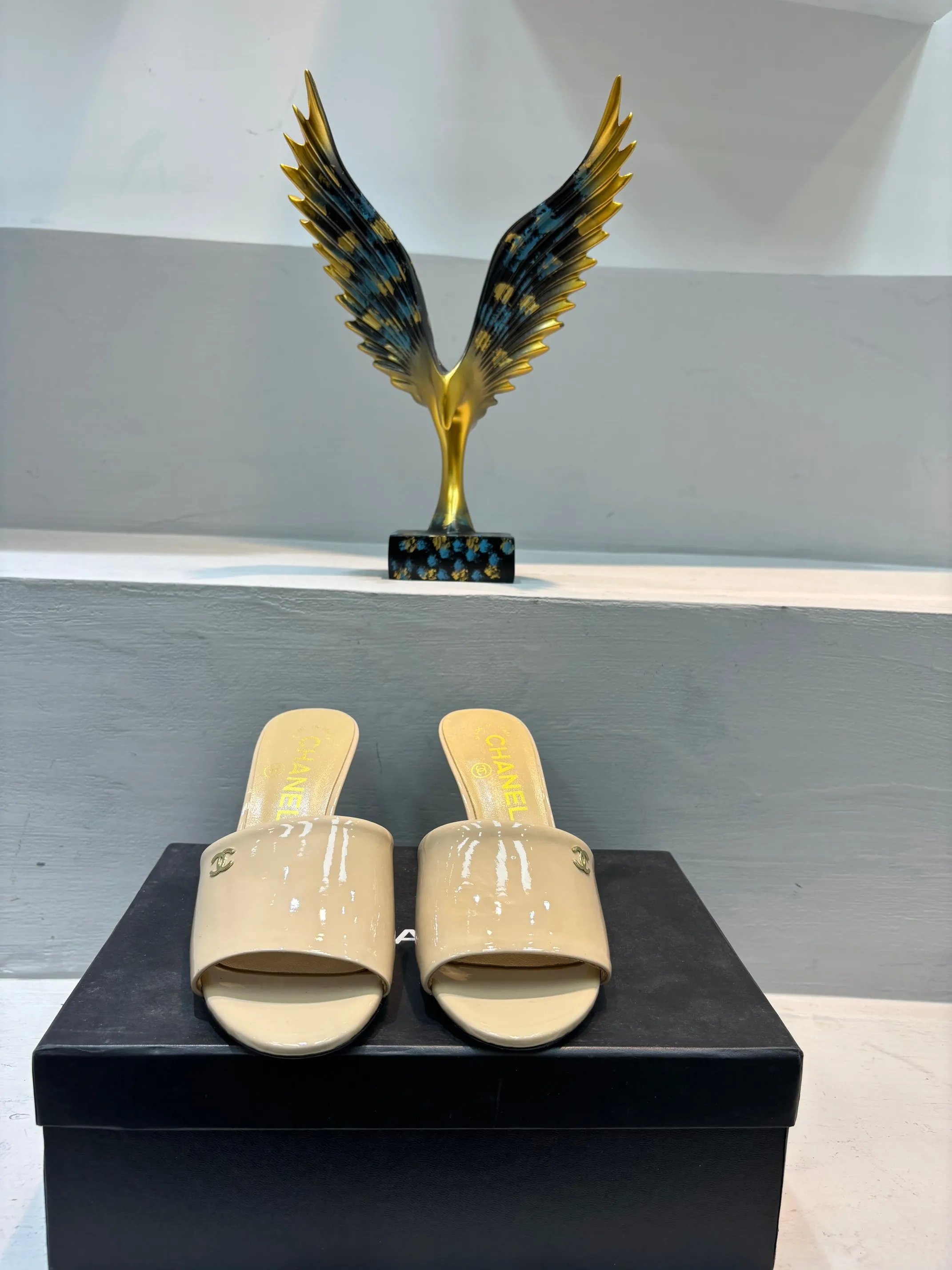👟👟Ex-factory price 520👟👟 🌲🌲🌲 Chanel's new slippers for early summer, the same style is used by major fashion bloggers and celebrities, they are so beautiful! The upper is made of imported glossy patent leather and the lining is made of sheepskin. Original leather outsole, heel height 5cm. Size: 35-41 (custom-made 40 and 41 non-refundable)